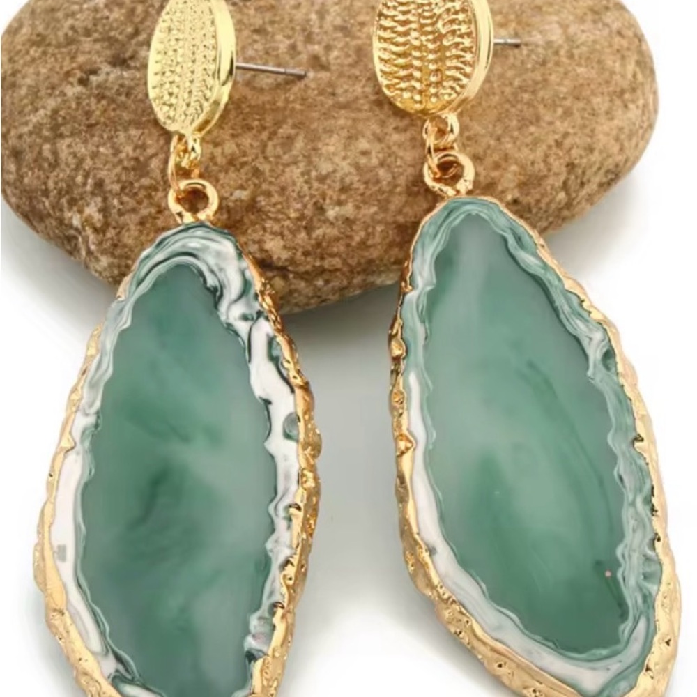 Green & Gold Drop Earrings

Also comes in blue

Please specify which color.
